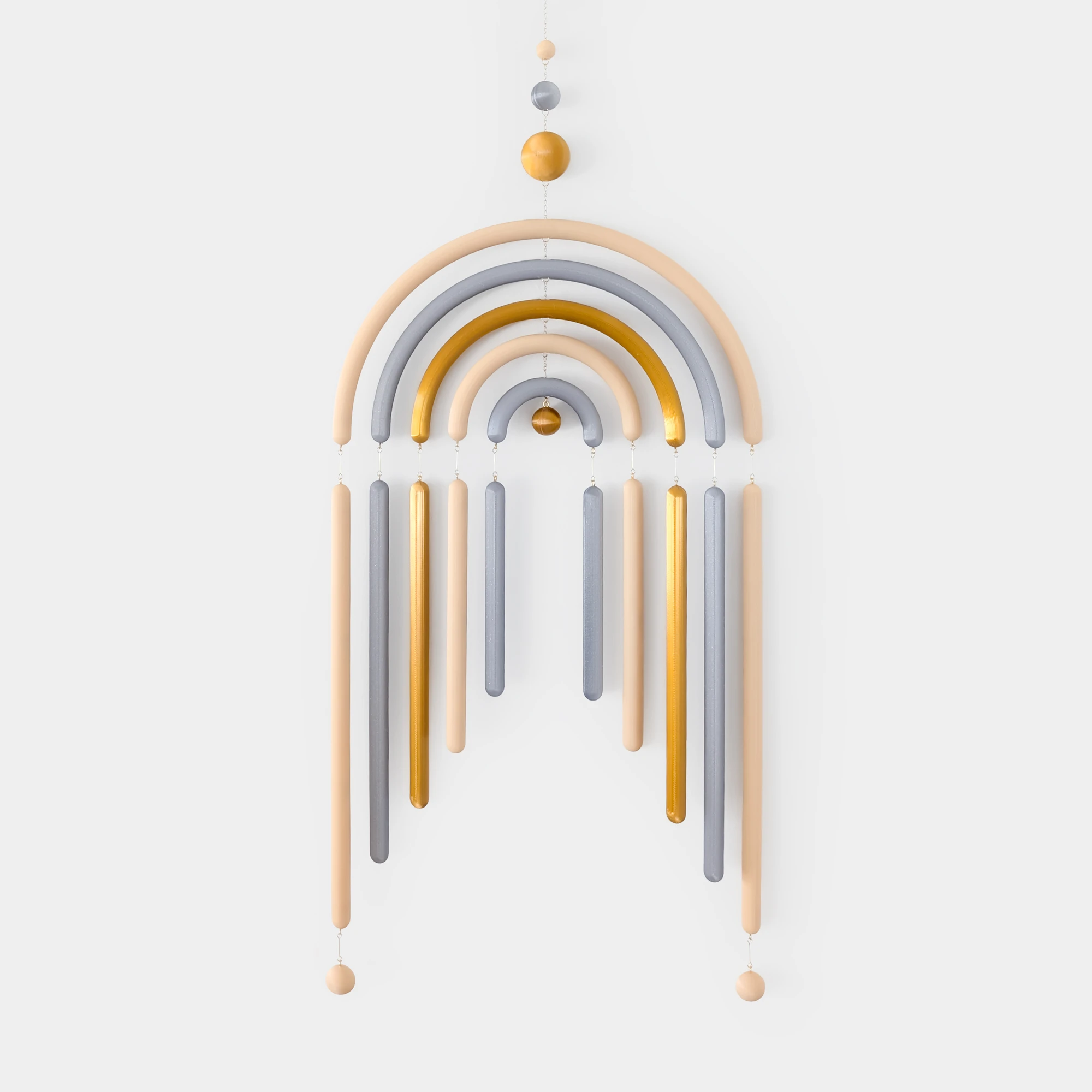 מובייל קשת דק בצבעי בז', זהב ואפור תלוי על שרשרת זהובה