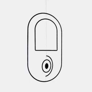 מובייל גיאומטרי דק בצבע שחור תלוי על שרשרת זהובה