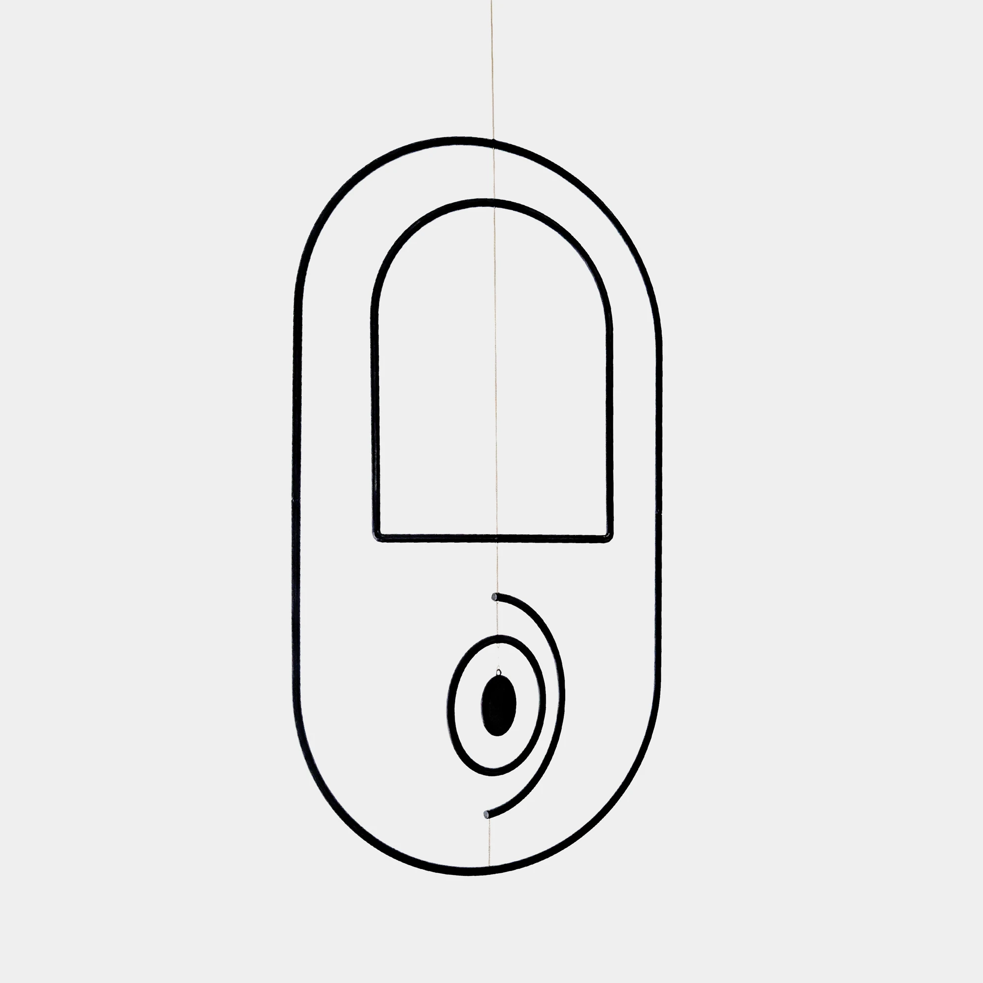 מובייל גיאומטרי דק בצבע שחור תלוי על שרשרת זהובה