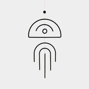 מובייל חמסה דק בצבע שחור תלוי על שרשרת זהובה