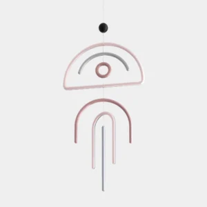 מובייל חמסה גדול בצבעי ורוד בהיר, ורוד מעושן, אפור ושחור תלוי על שרשרת כסופה