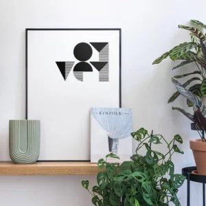 פוסטר גרפי של המילה OY VEY ביידיש, מעוצב בסגנון באוהאוס, נשען על מדף עץ ולצידו פריטי עיצוב ועציצים