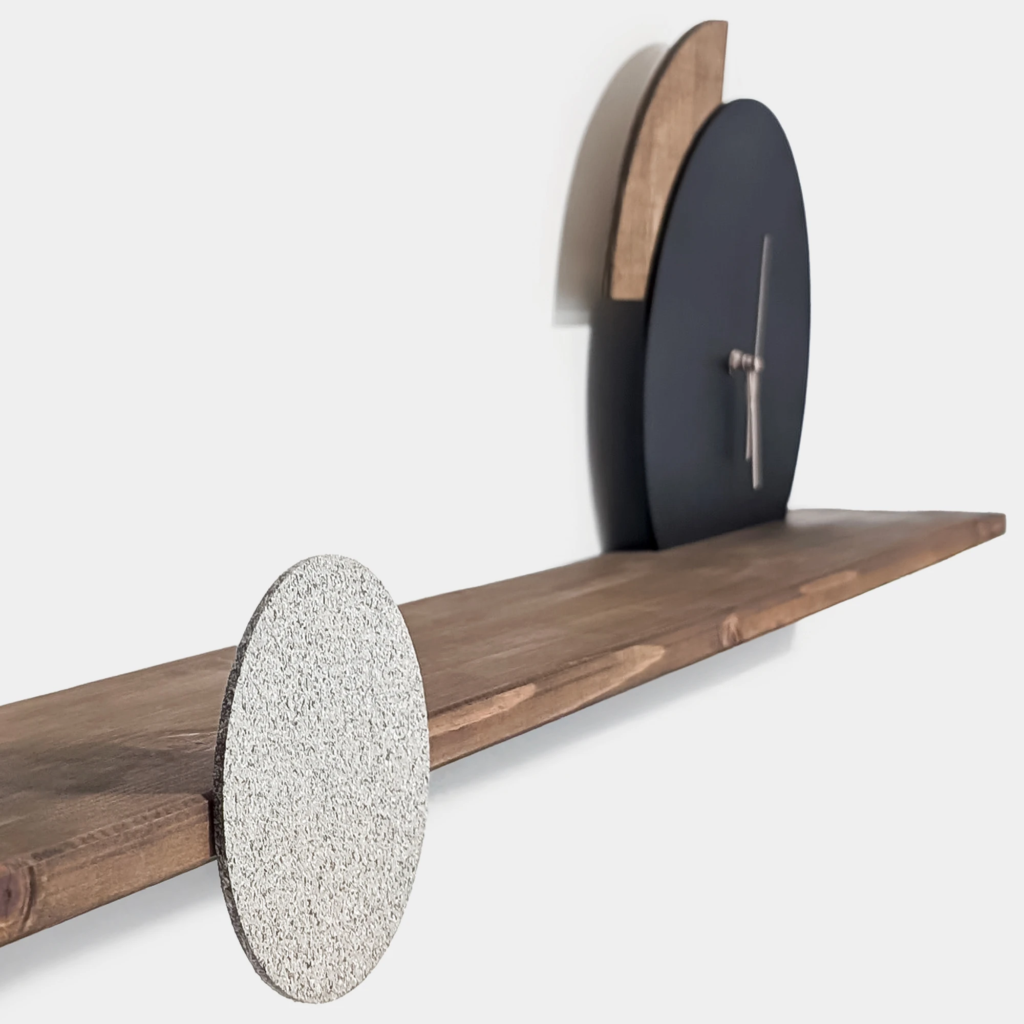 מדף עץ משולב שעון גיאומטרי מעוצב אישית בגווני שחור, טקסטורת אבן ועץ עם מחוגים בגוון פודרה