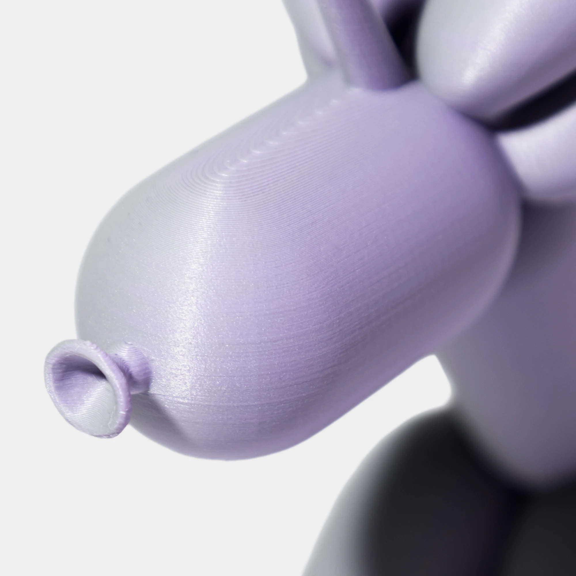 תקריב של הדפסת תלת מימד של בלון בצורת חד קרן בגווני סגול ואפור