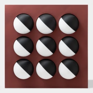 קופסה בהדפסת תלת מימד בצבע בורדו עם 9 כדורים מחולקים לצבעי שחור ולבן-שיש