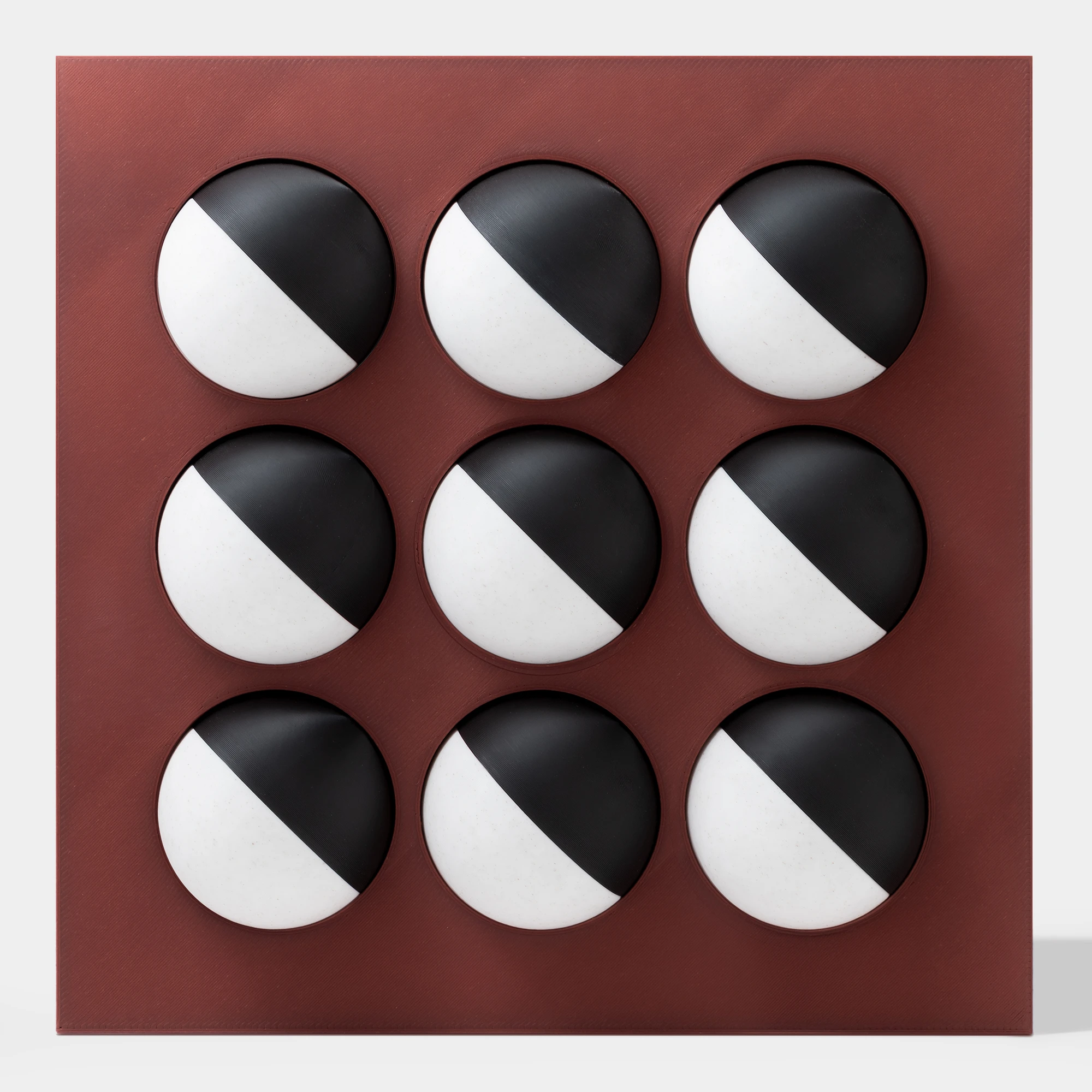 קופסה בהדפסת תלת מימד בצבע בורדו עם 9 כדורים מחולקים לצבעי שחור ולבן-שיש