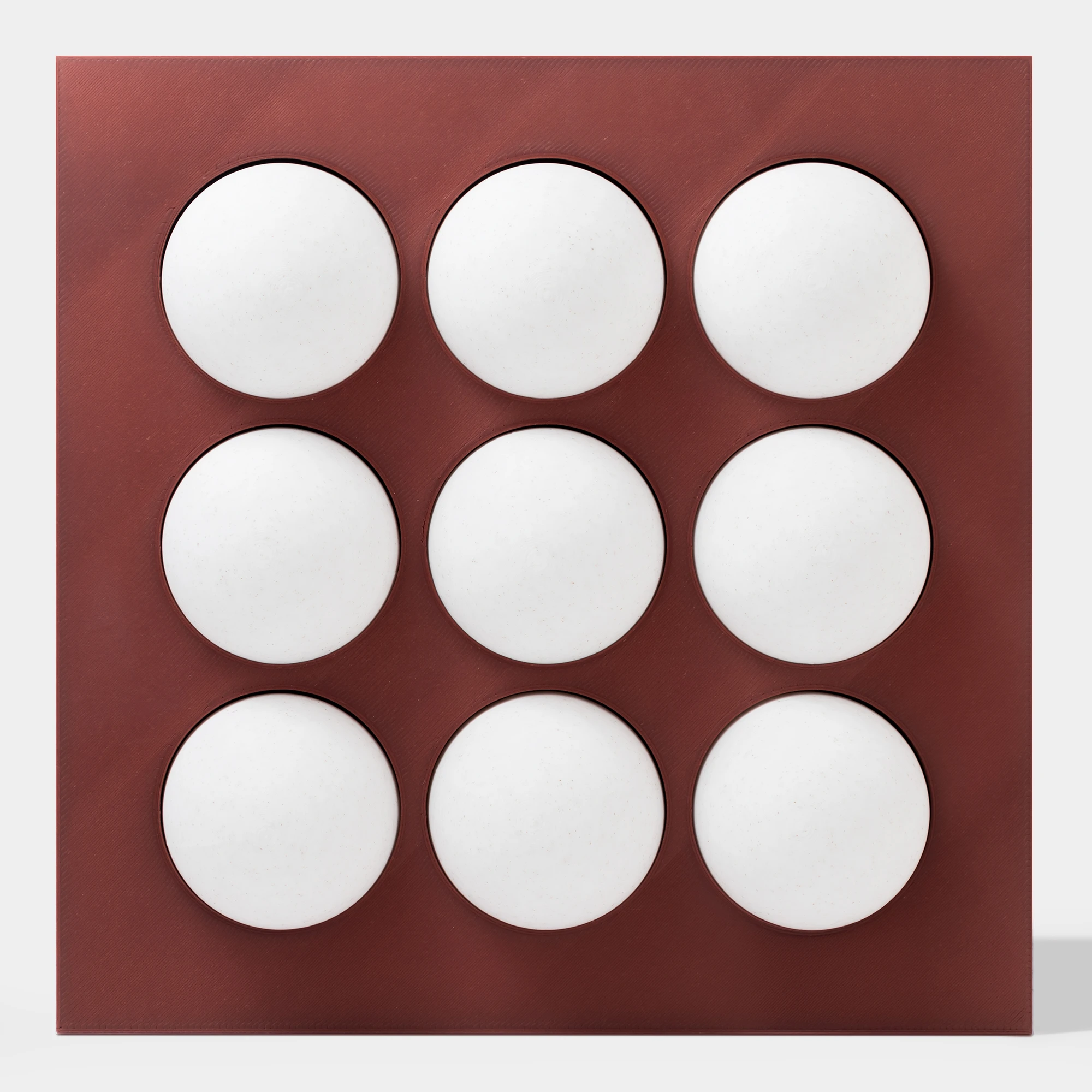 קופסה בהדפסת תלת מימד בצבע בורדו עם 9 כדורים בצבע לבן-שיש