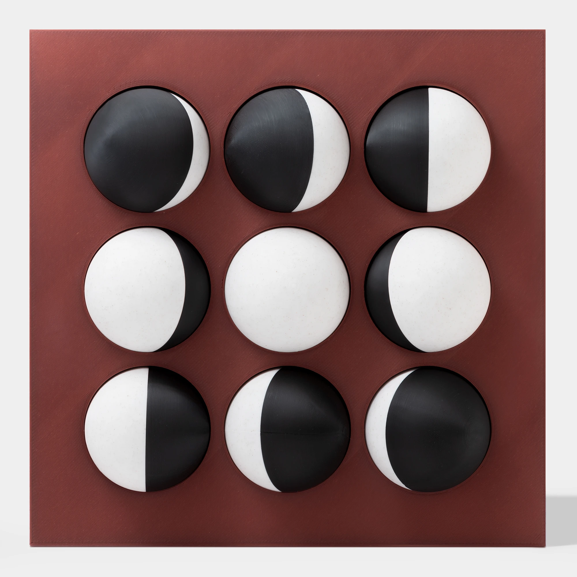 קופסה בהדפסת תלת מימד בצבע בורדו עם 9 כדורים מחולקים לצבעי שחור ולבן-שיש