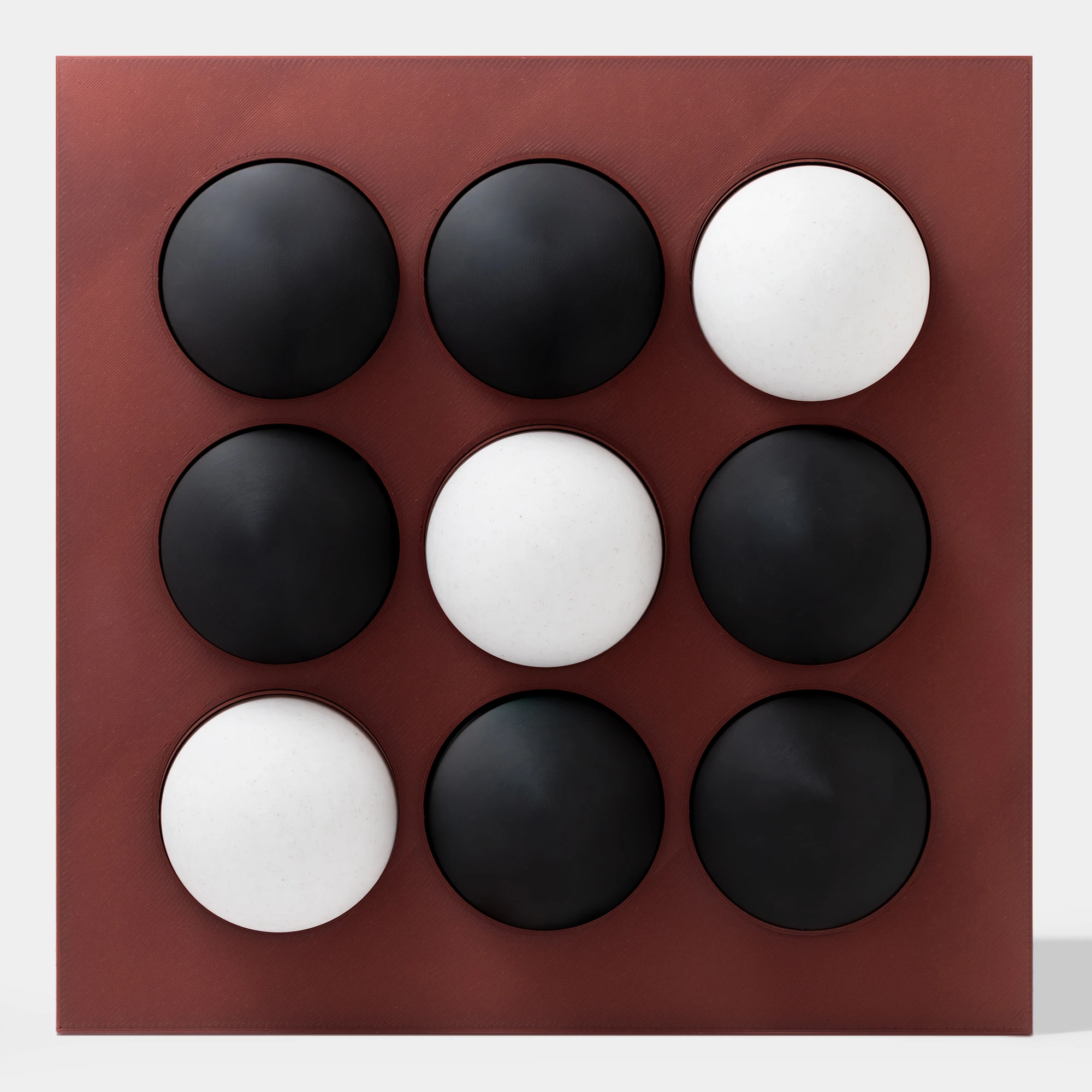 קופסה בהדפסת תלת מימד בצבע בורדו עם 9 כדורים מחולקים לצבעי שחור ולבן-שיש