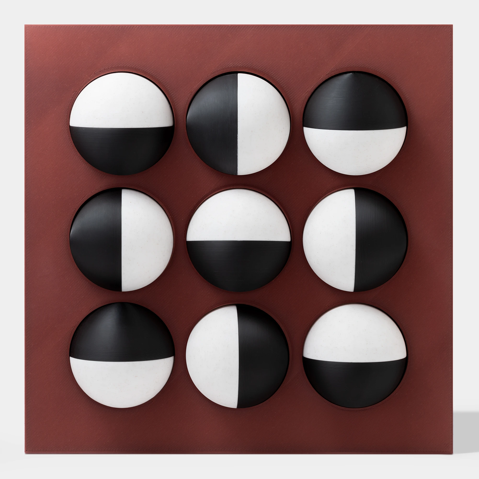 קופסה בהדפסת תלת מימד בצבע בורדו עם 9 כדורים מחולקים לצבעי שחור ולבן-שיש
