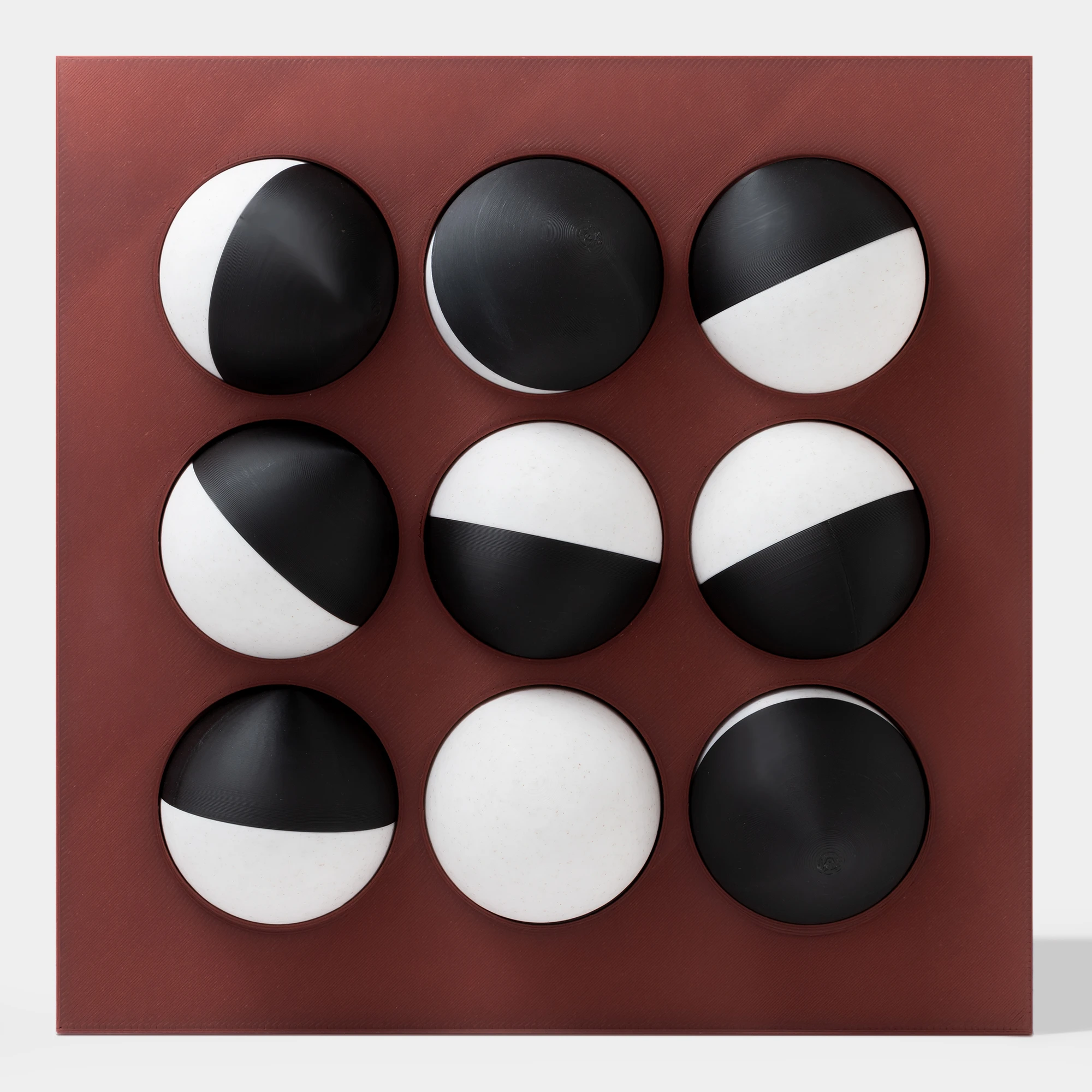 קופסה בהדפסת תלת מימד בצבע בורדו עם 9 כדורים מחולקים לצבעי שחור ולבן-שיש