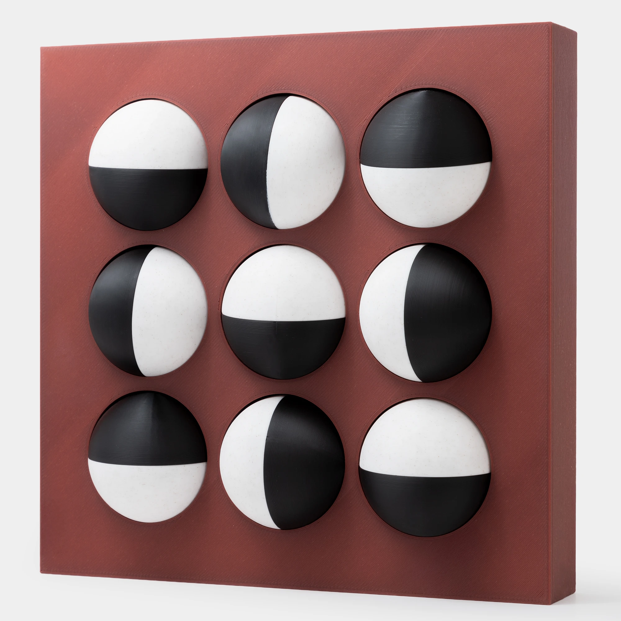 קופסה בהדפסת תלת מימד בצבע בורדו עם 9 כדורים מחולקים לצבעי שחור ולבן-שיש