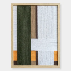 אריגת חוטי כותנה בגווני לבן, חום, חום כהה, ירוק זית וכתום חלמון ממוסגרת במסגרת עץ