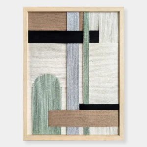 אריגת חוטי כותנה בגווני שחור, אפור, חום, ירוק מרווה וגוון טבעי ממוסגרת במסגרת עץ