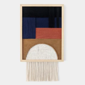 אריגת חוטי כותנה בגווני שחור, כחול כהה, חמרה, חום וגוון טבעי, עם מסגרת עץ