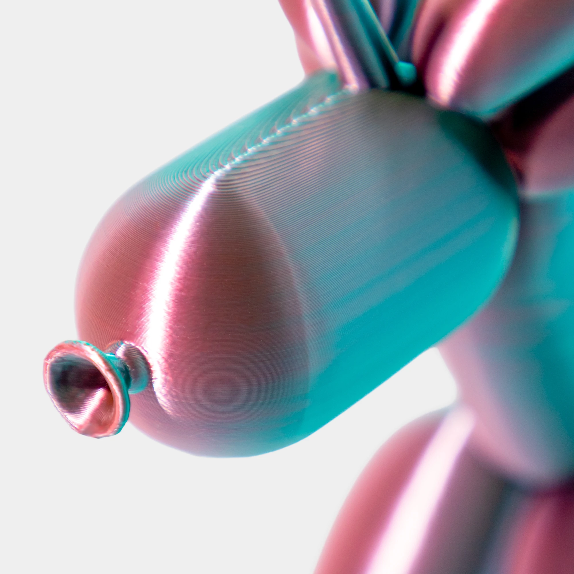 תקריב של הדפסת תלת מימד של בלון בצורת חד קרן בגווני ורוד וכחול מבריק