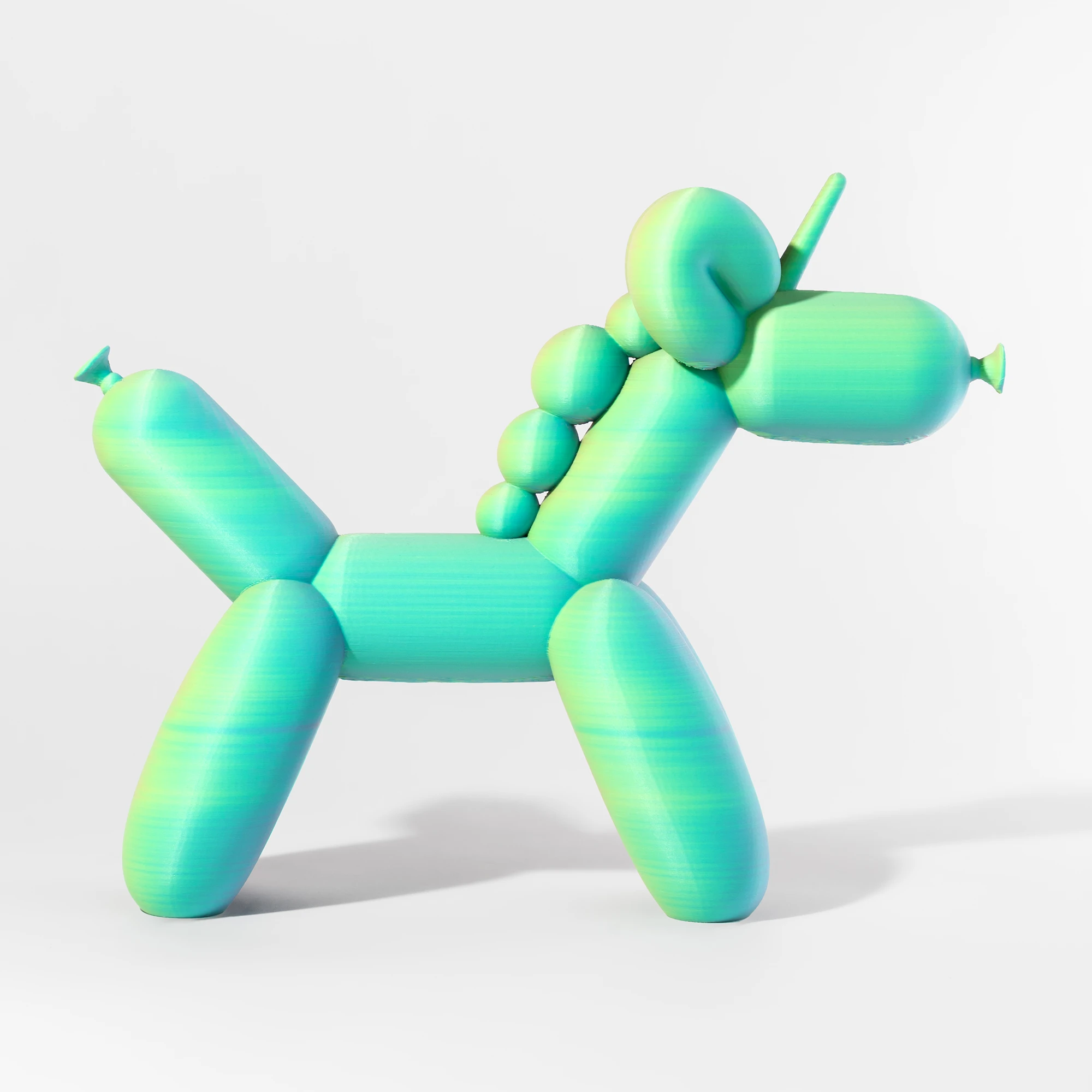 הדפסת תלת מימד של בלון בצורת חד קרן בגווני טריקולור ורוד, כחול וצהוב