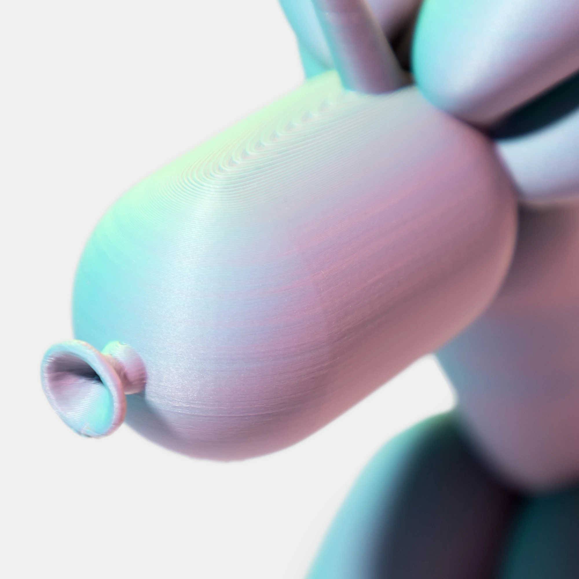 תקריב של הדפסת תלת מימד של בלון בצורת חד קרן בגווני טריקולור ורוד, כחול וצהוב