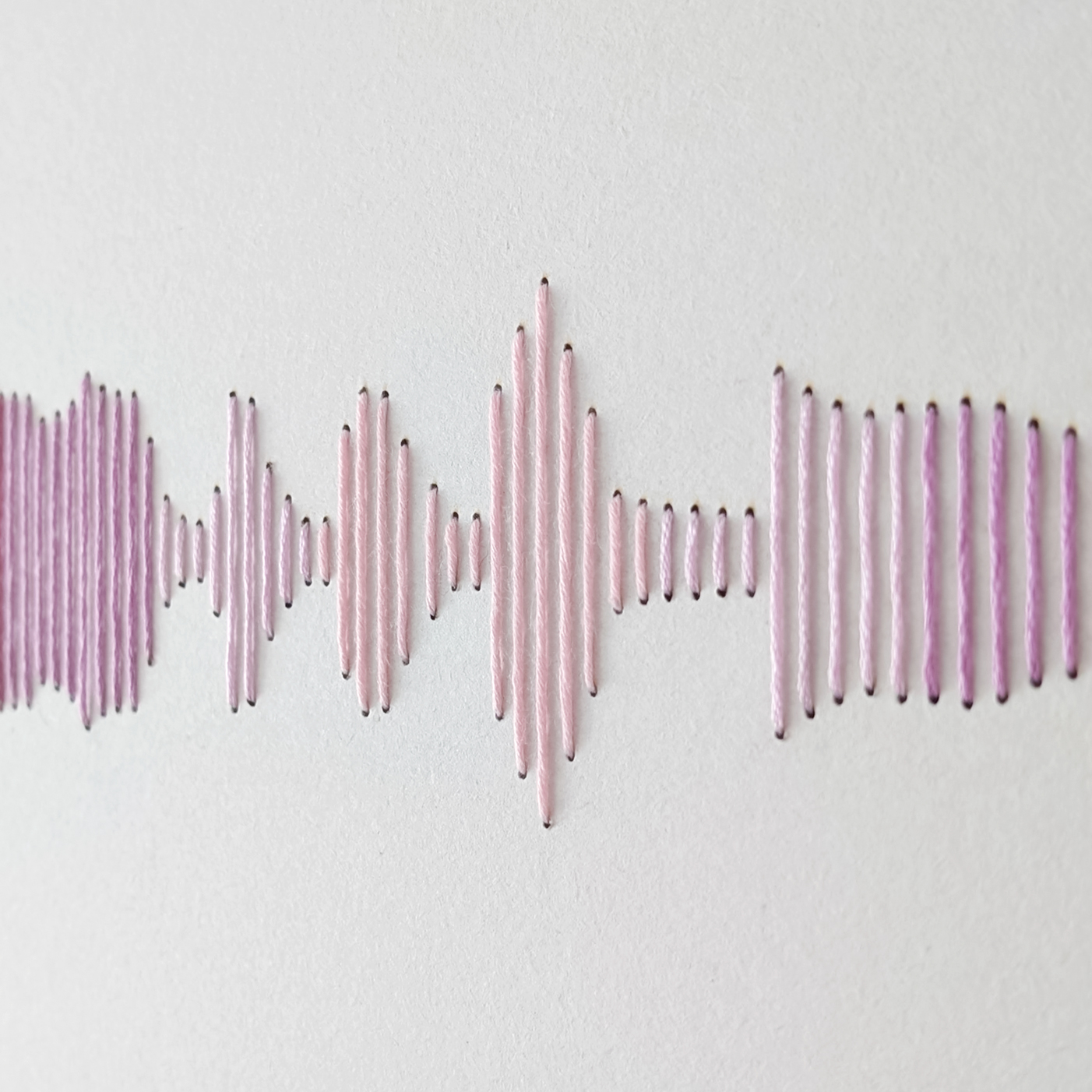 תקריב של רקמת כותנה בגווני ורוד וסגול של פסקול הקלטה אישית