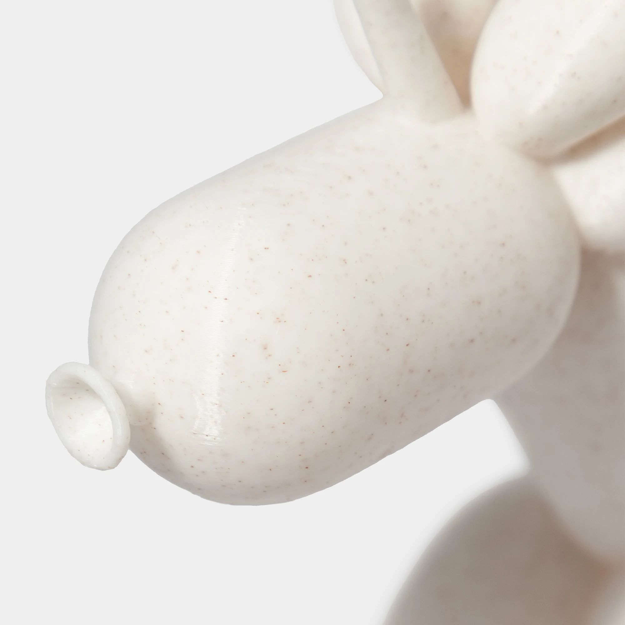 תקריב של הדפסת תלת מימד של בלון בצורת חד קרן בצבע לבן שיש