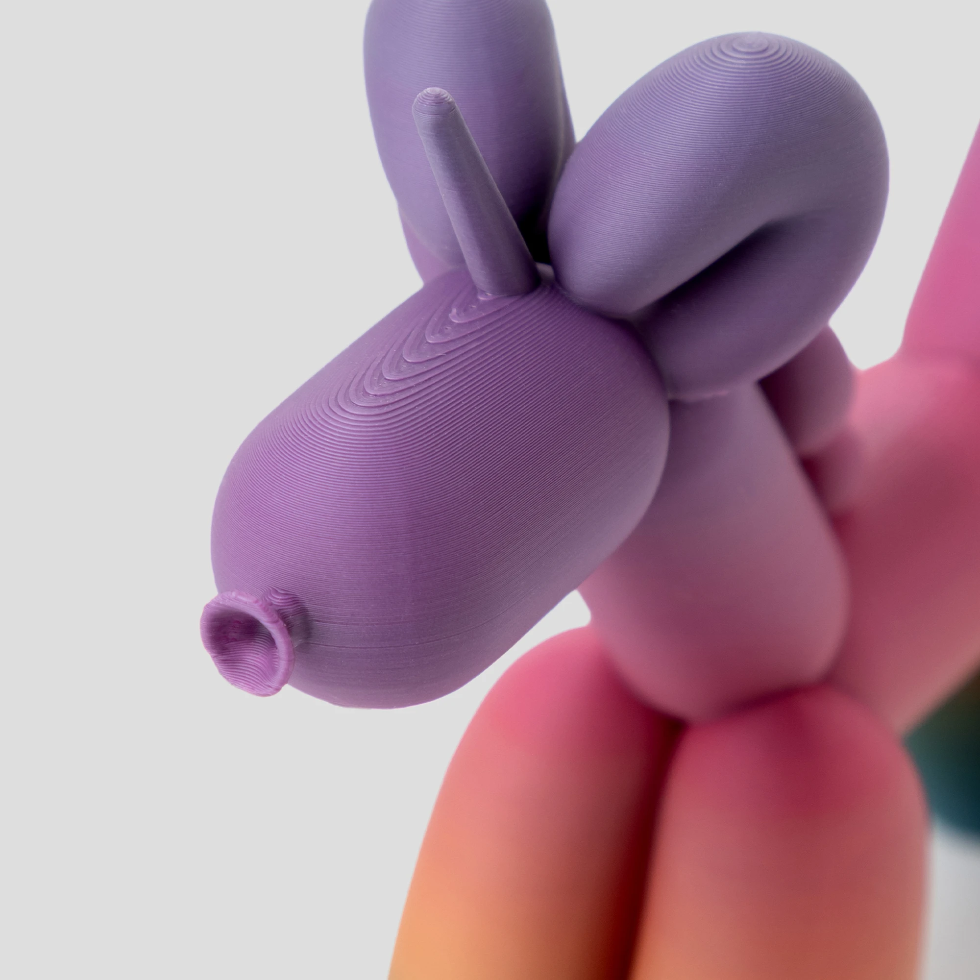 הדפסת תלת מימד של בלון בצורת חד קרן בגווני ריינבואו דארק