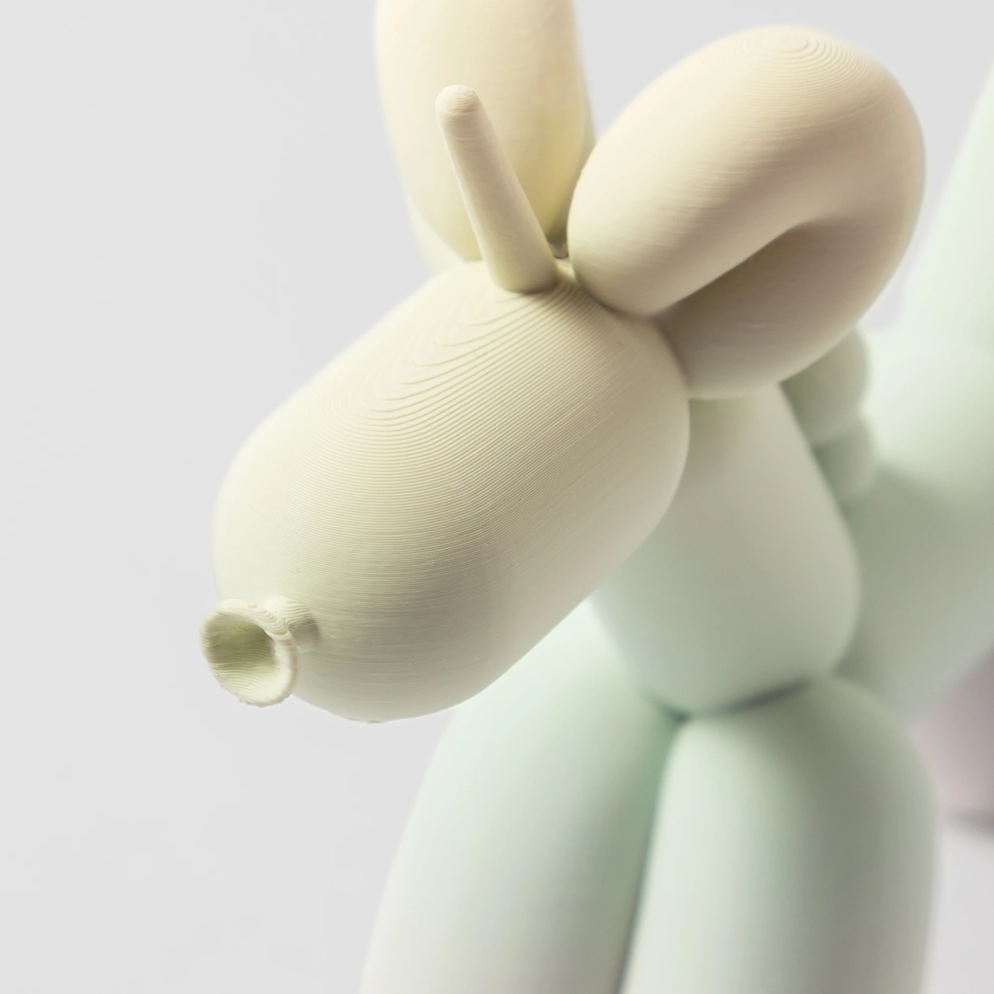 תקריב של הדפסת תלת מימד של בלון בצורת חד קרן בגווני פסטל