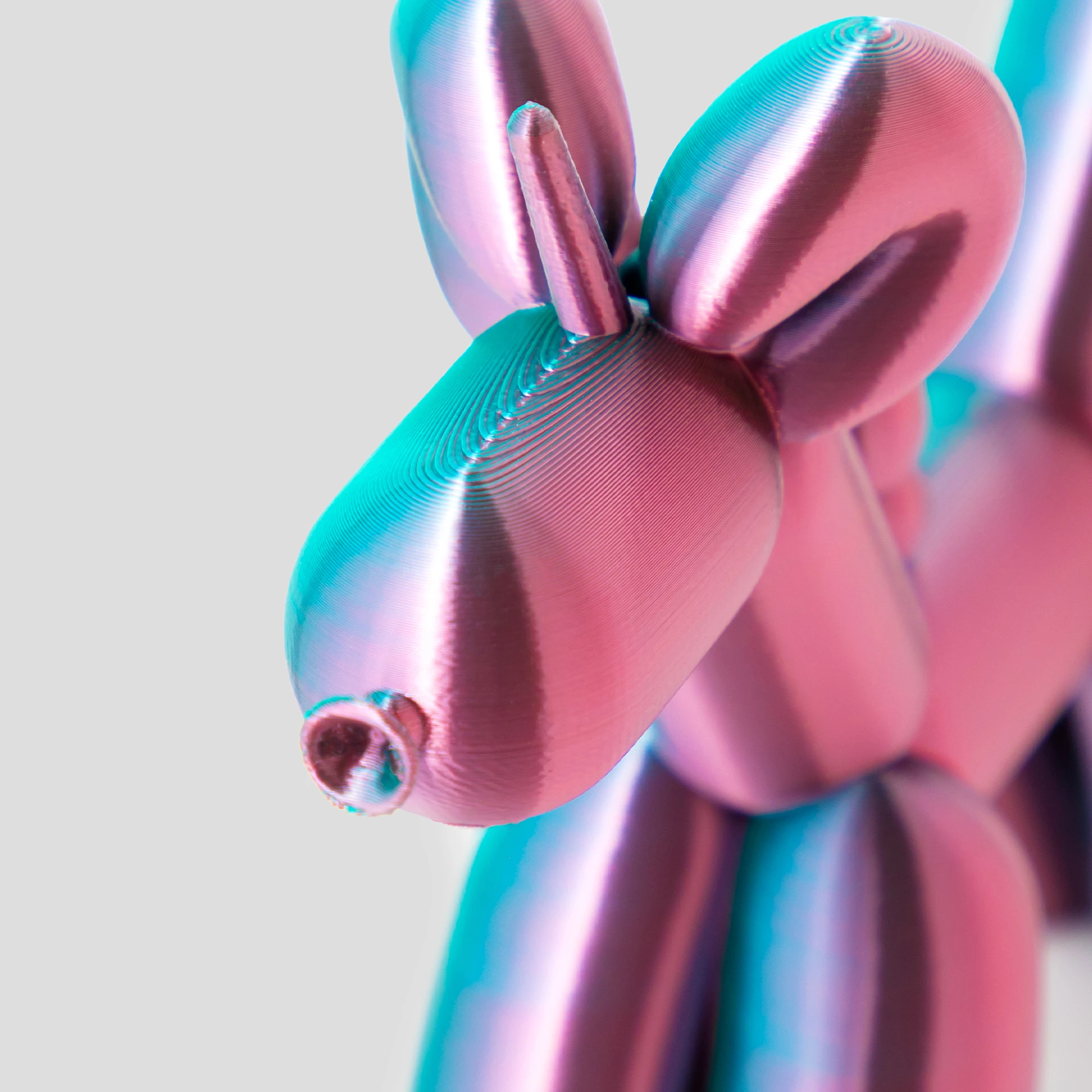 הדפסת תלת מימד של בלון בצורת חד קרן בגווני כחול-ורוד