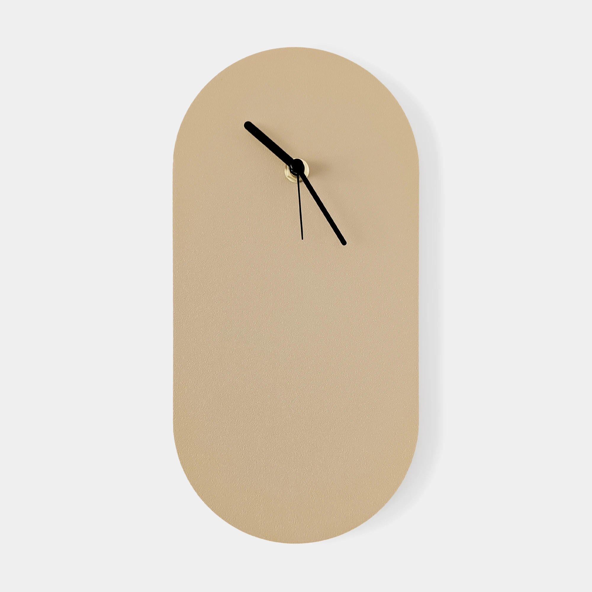 שעון אובלי בהדפסת תלת מימד בצבע חום בהיר עם מחוגים שחורים