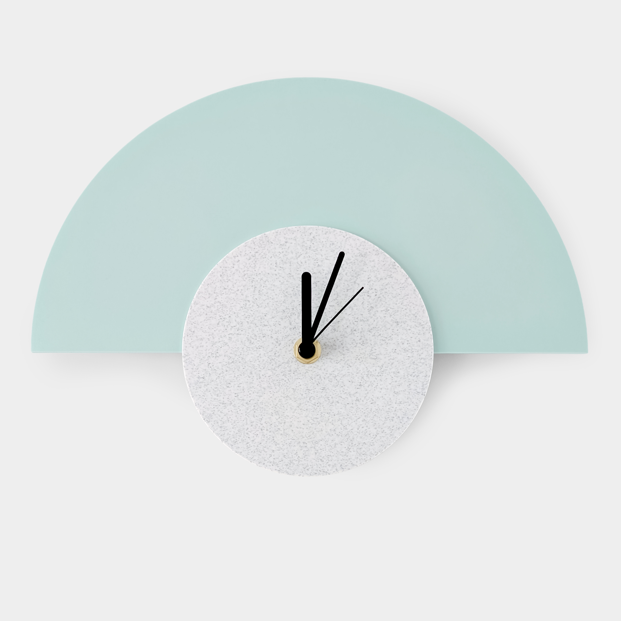 שעון גיאומטרי בהדפסת תלת מימד בצבעי טורקיז בהיר ולבן שיש