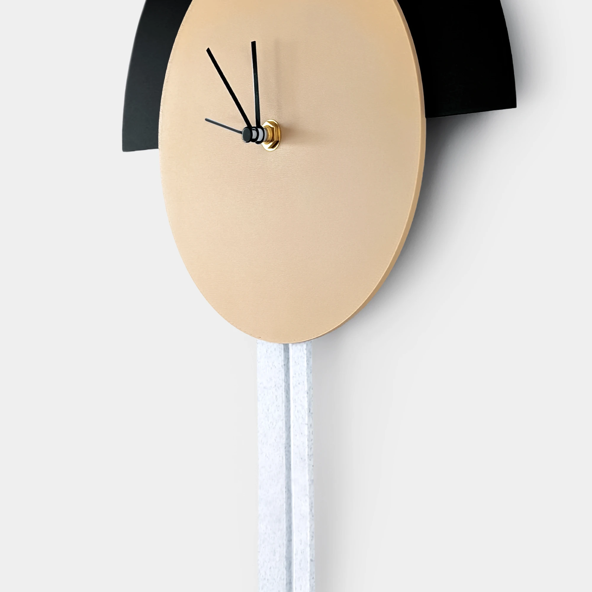 תקריב של שעון קיר גיאומטרי בהדפסת תלת מימד, בגווני שחור, חום בהיר ושיש