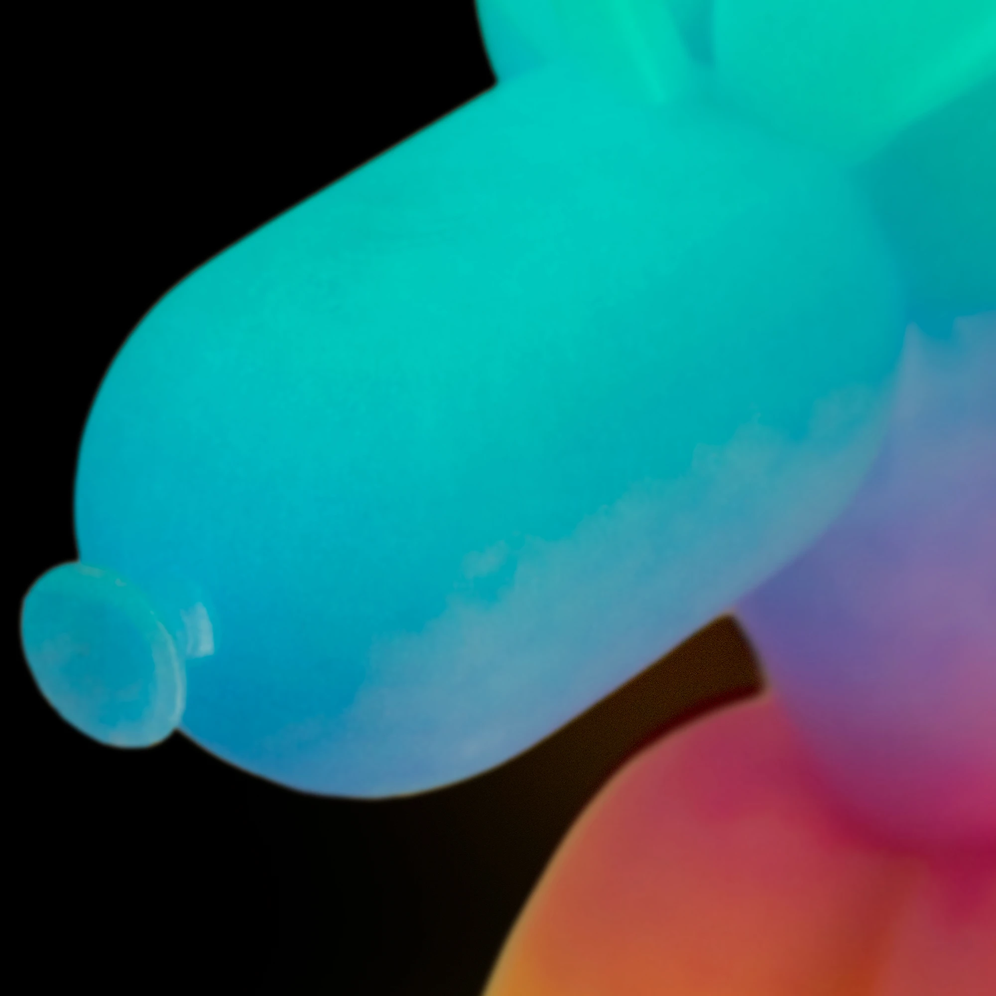 תקריב של הדפסת תלת מימד של בלון בצורת חד קרן בגווני הקשת זוהר בחושך