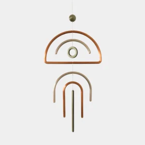 מובייל חמסה בינוני בצבעי ברונזה, זית וזהב חיוור תלוי על שרשרת זהובה