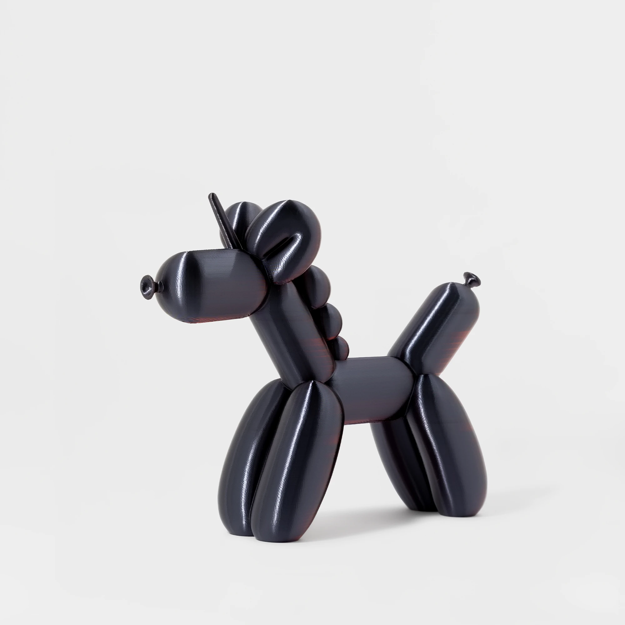 הדפסת תלת מימד של בלון בצורת חד קרן בצבע אדום-שחור