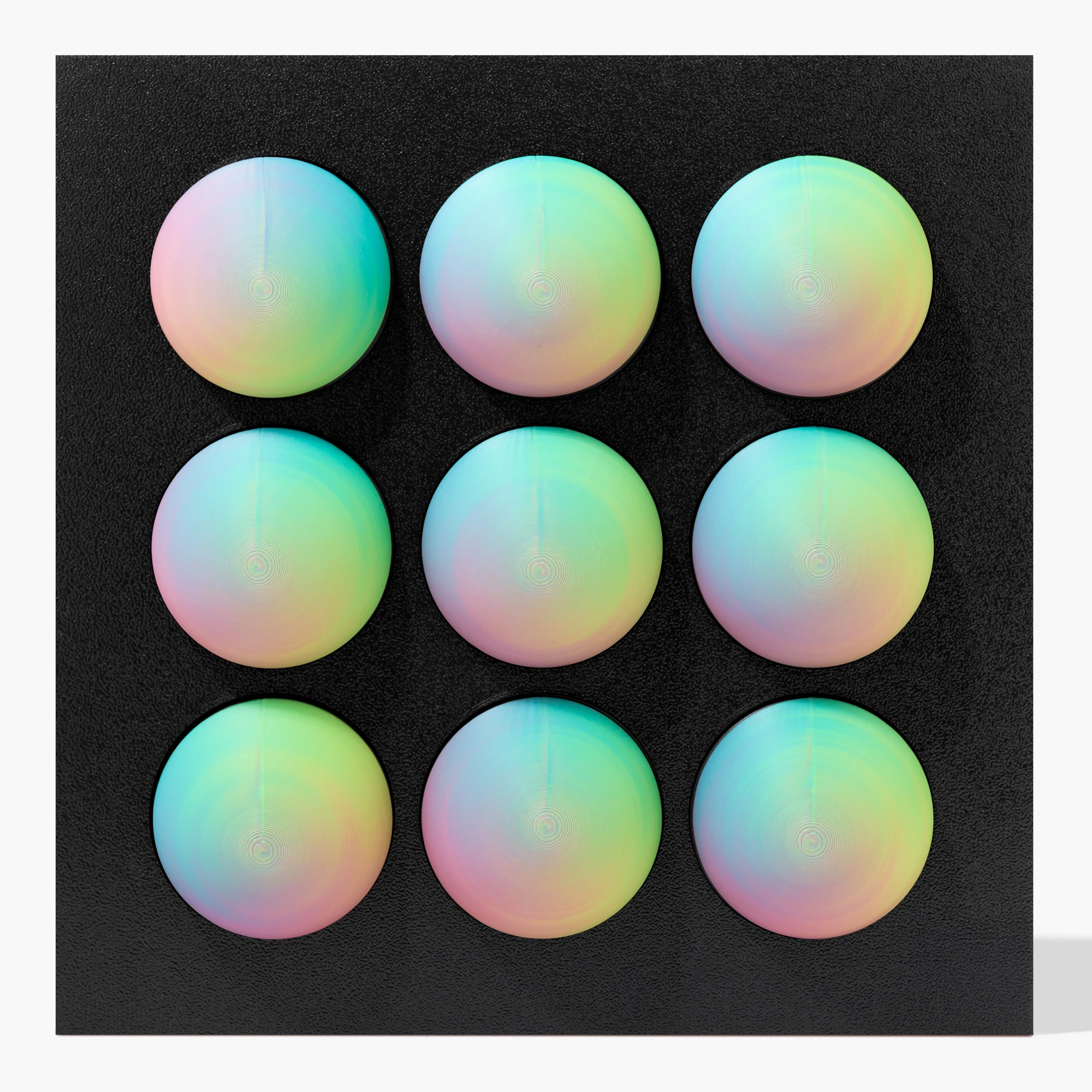 קופסה בהדפסת תלת מימד בצבע שחור עם 9 כדורים מחולקים לצבעי שחור מט וצבעוני