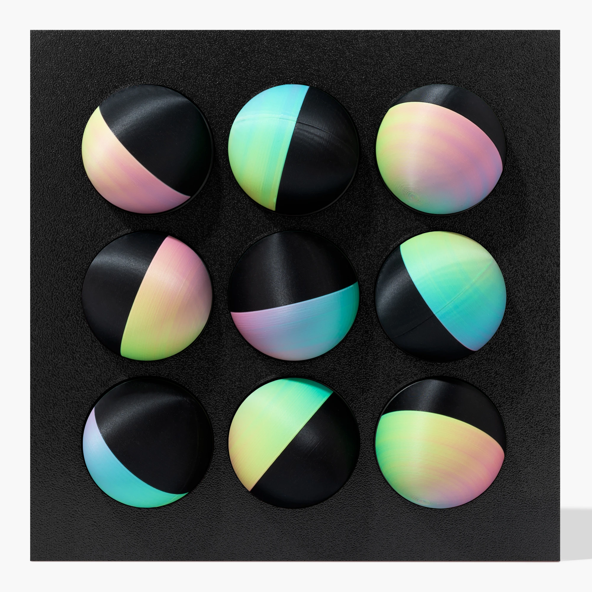 קופסה בהדפסת תלת מימד בצבע שחור עם 9 כדורים מחולקים לצבעי שחור מט וצבעוני