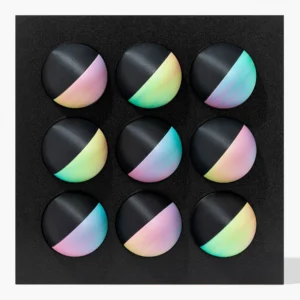 קופסה בהדפסת תלת מימד בצבע שחור עם 9 כדורים מחולקים לצבעי שחור מט וצבעוני