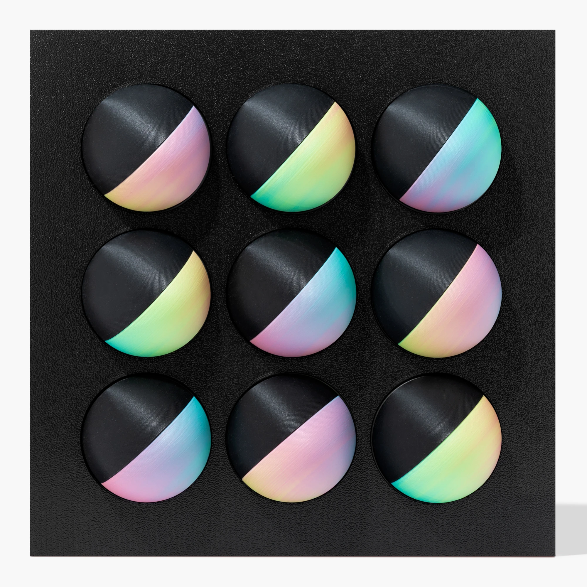 קופסה בהדפסת תלת מימד בצבע שחור עם 9 כדורים מחולקים לצבעי שחור מט וצבעוני