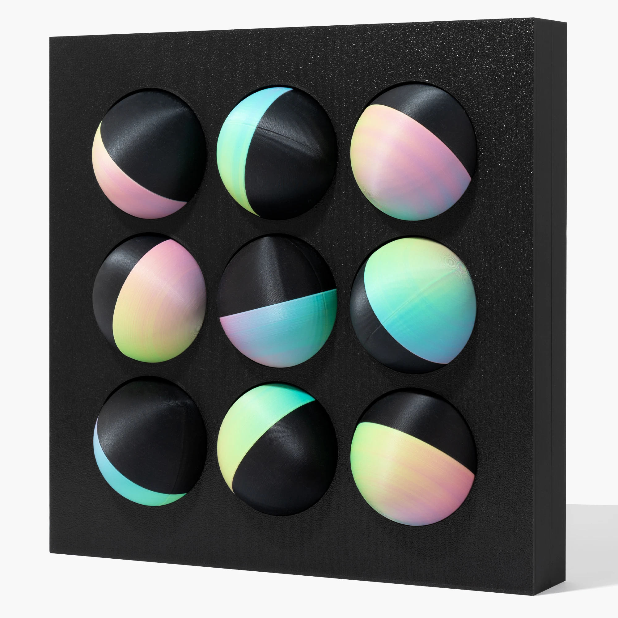 קופסה בהדפסת תלת מימד בצבע שחור עם 9 כדורים מחולקים לצבעי שחור מט וצבעוני