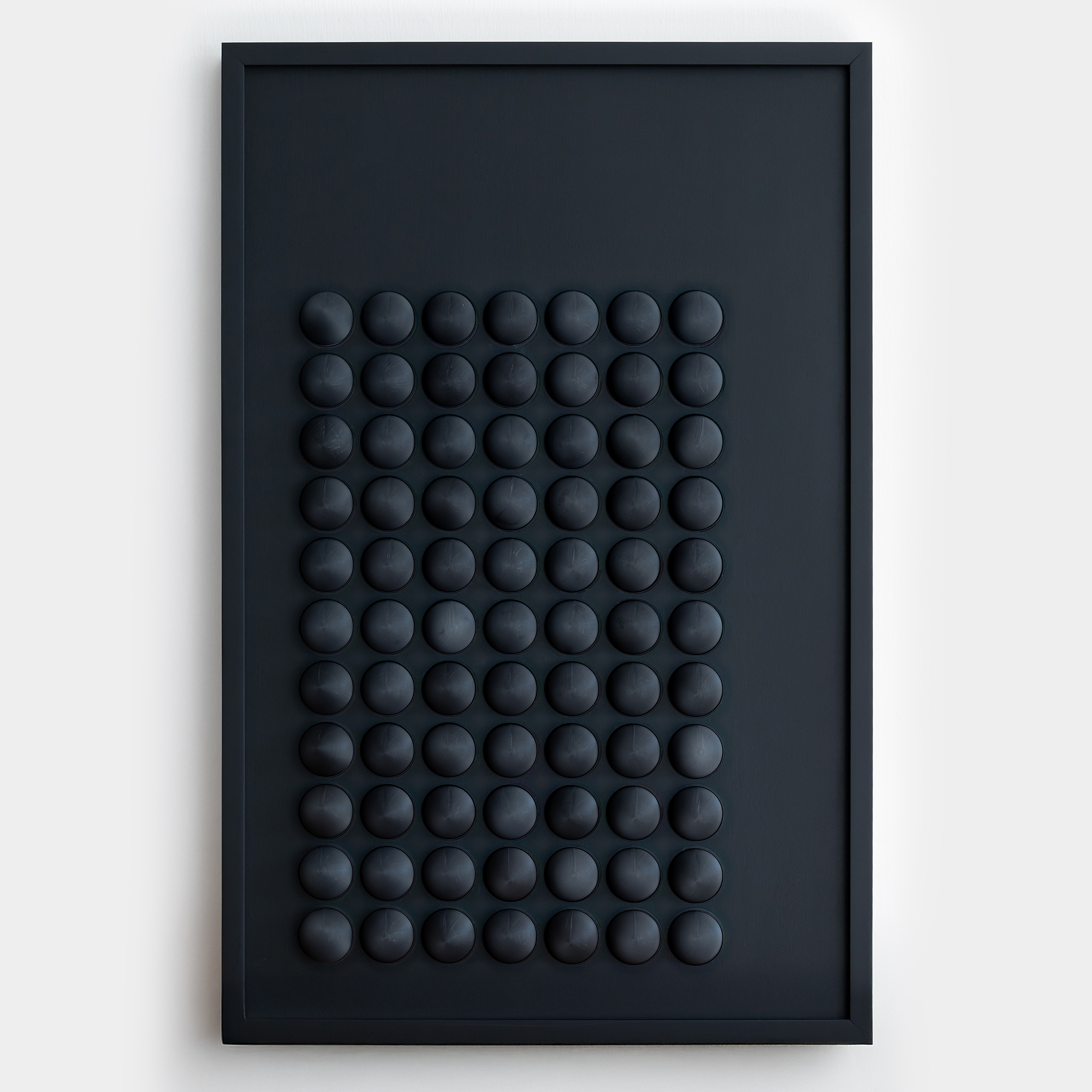 יצירת אמנות מעץ והדפסת תלת מימד של 77 כדורים בצבע שחור