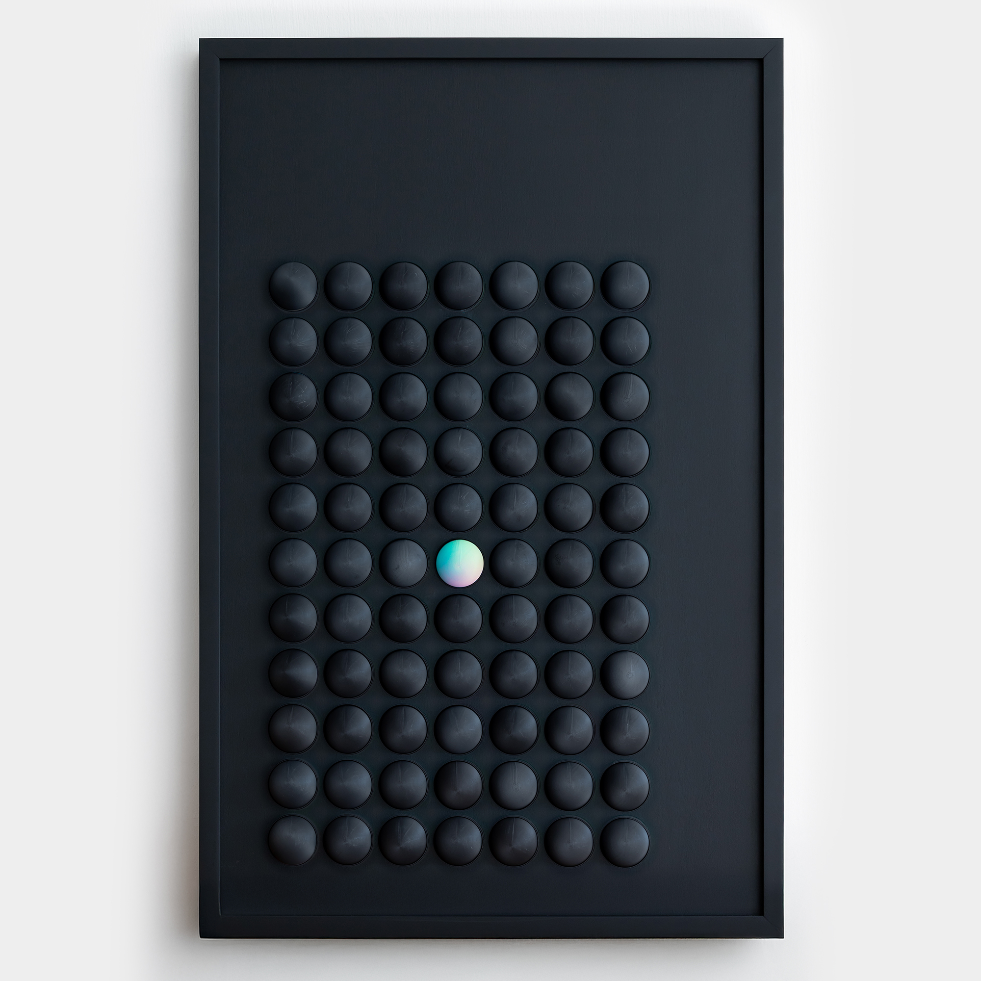 יצירת אמנות מעץ והדפסת תלת מימד של 77 כדורים בצבעי שחור וטריקולור פסטל