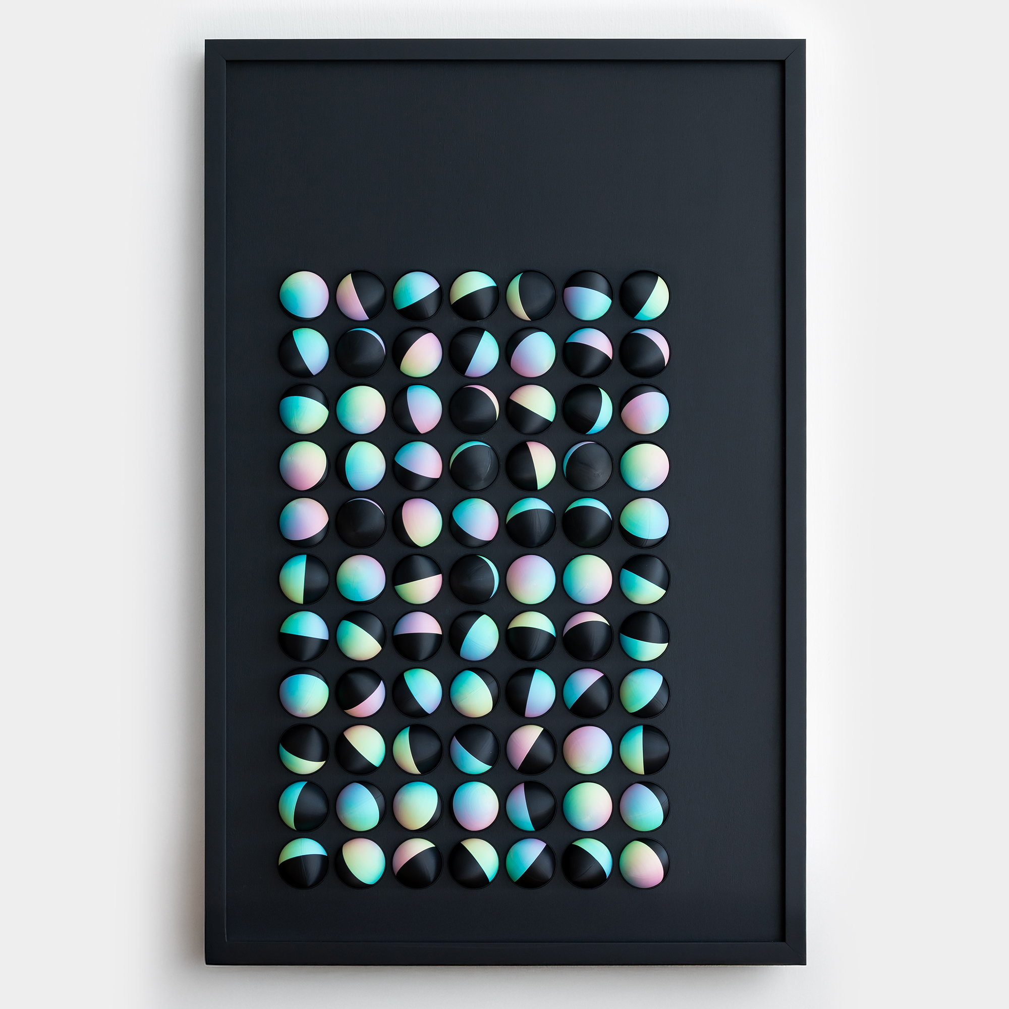 יצירת אמנות מעץ והדפסת תלת מימד של 77 כדורים בצבעי שחור וטריקולור פסטל