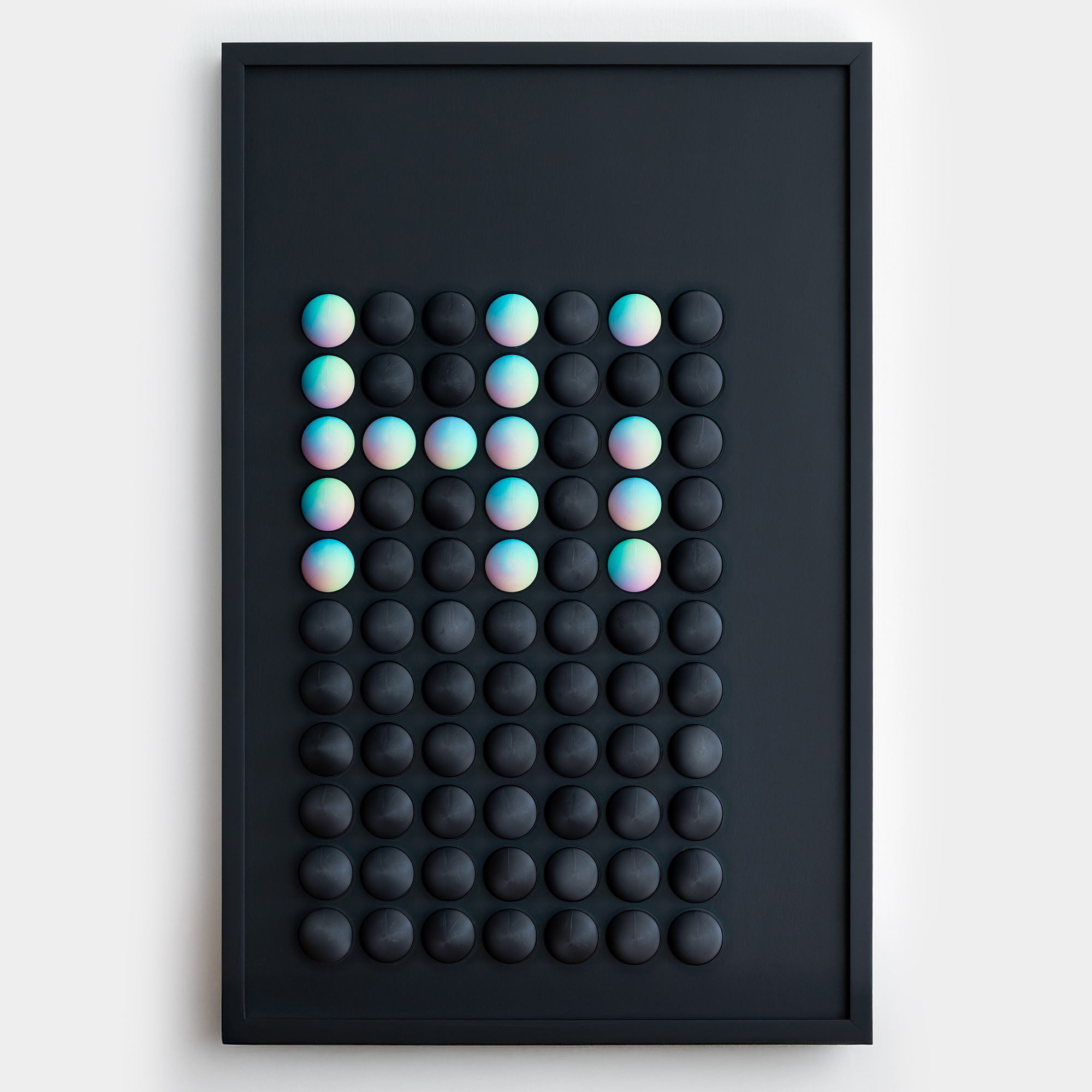 יצירת אמנות מעץ והדפסת תלת מימד של 77 כדורים בצבעי שחור וטריקולור פסטל