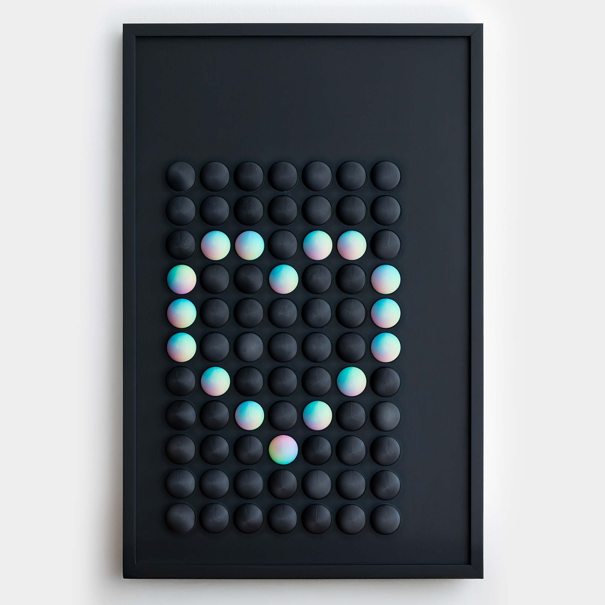 יצירת אמנות מעץ והדפסת תלת מימד של 77 כדורים בצבעי שחור וטריקולור פסטל