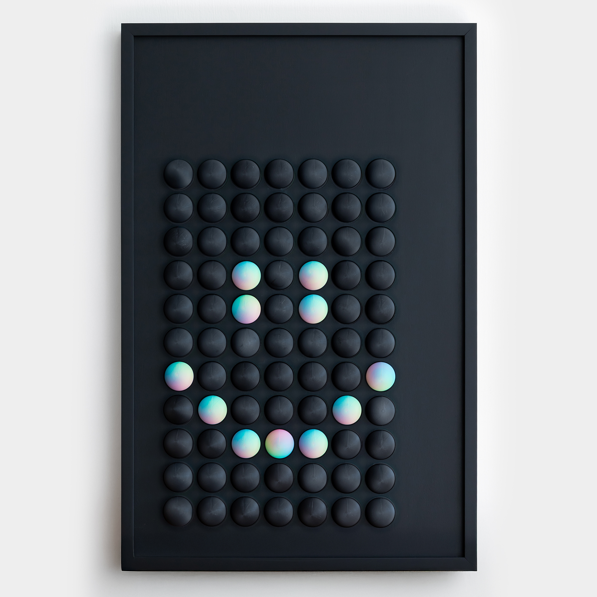 יצירת אמנות מעץ והדפסת תלת מימד של 77 כדורים בצבעי שחור וטריקולור פסטל