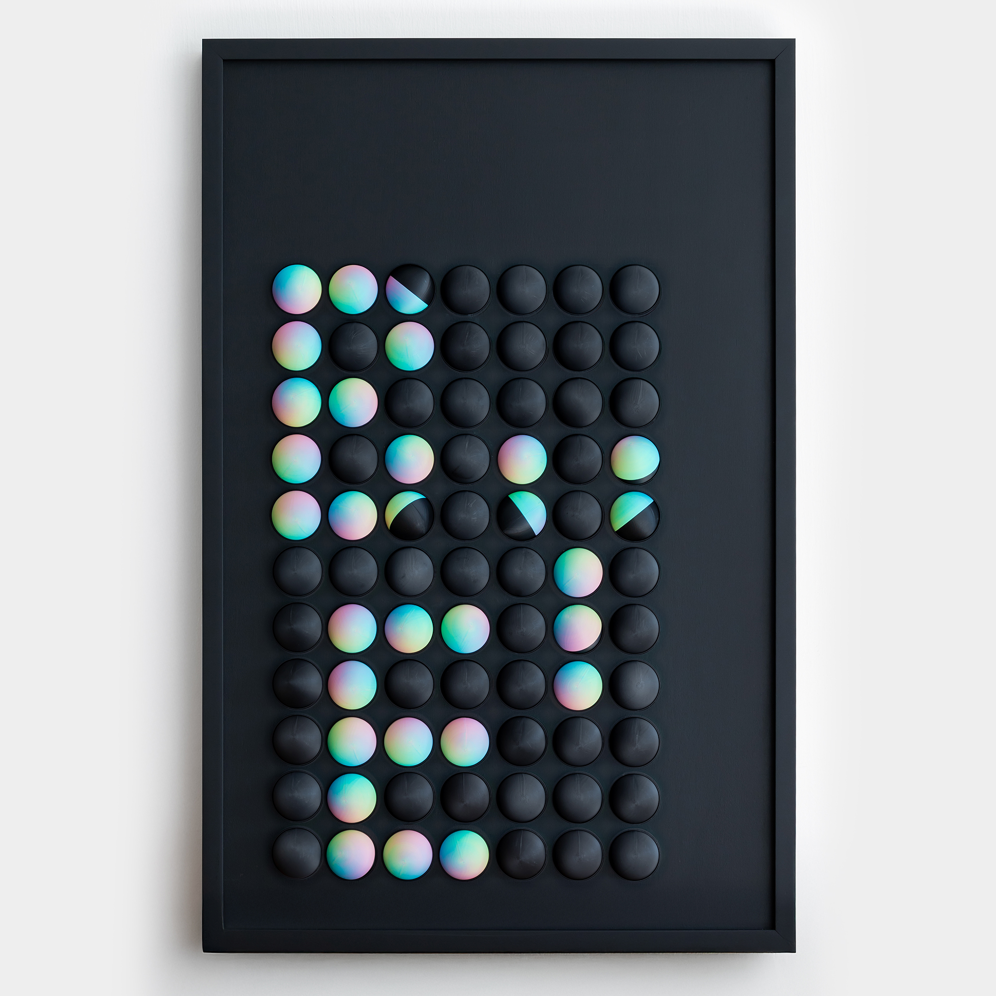 יצירת אמנות מעץ והדפסת תלת מימד של 77 כדורים בצבעי שחור וטריקולור פסטל