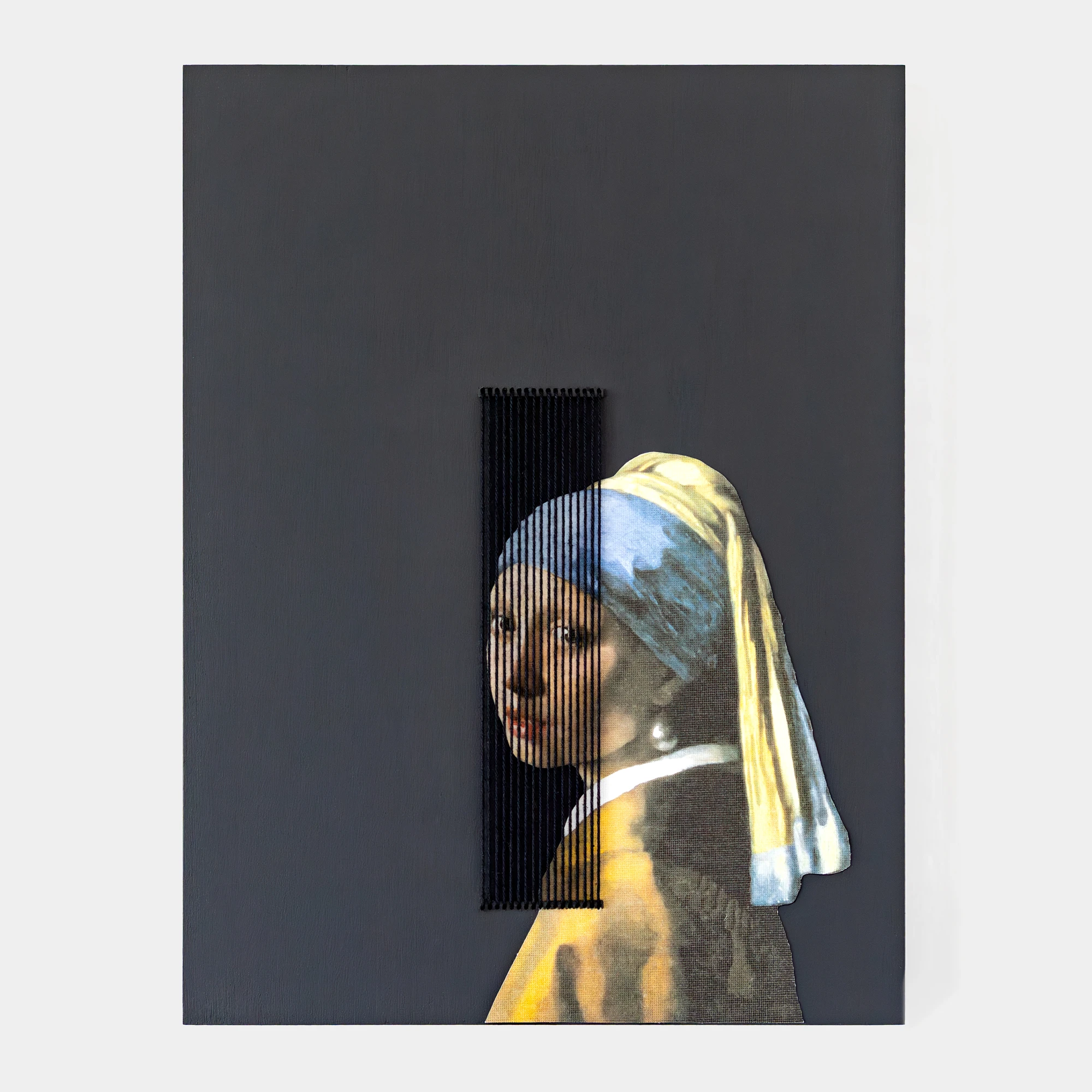 יצירת אמנות memoire על בסיס הדפס "נערה עם עגיל פנינה" על לוח עץ צבוע בשילוב רקמה ידנית ליצירת אשליה אופטית של תמונה משתנה