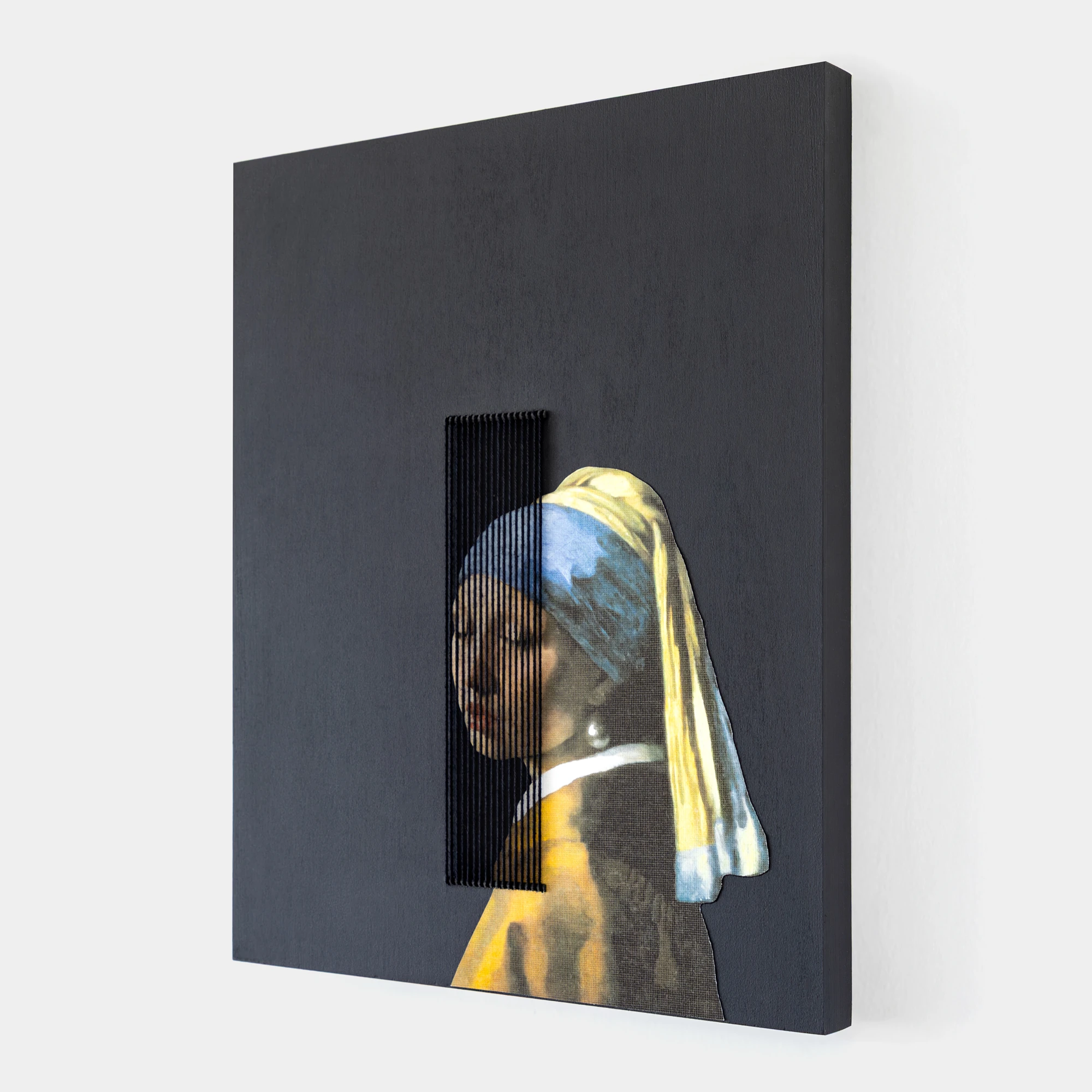 יצירת אמנות memoire על בסיס הדפס "נערה עם עגיל פנינה" על לוח עץ צבוע בשילוב רקמה ידנית ליצירת אשליה אופטית של תמונה משתנה