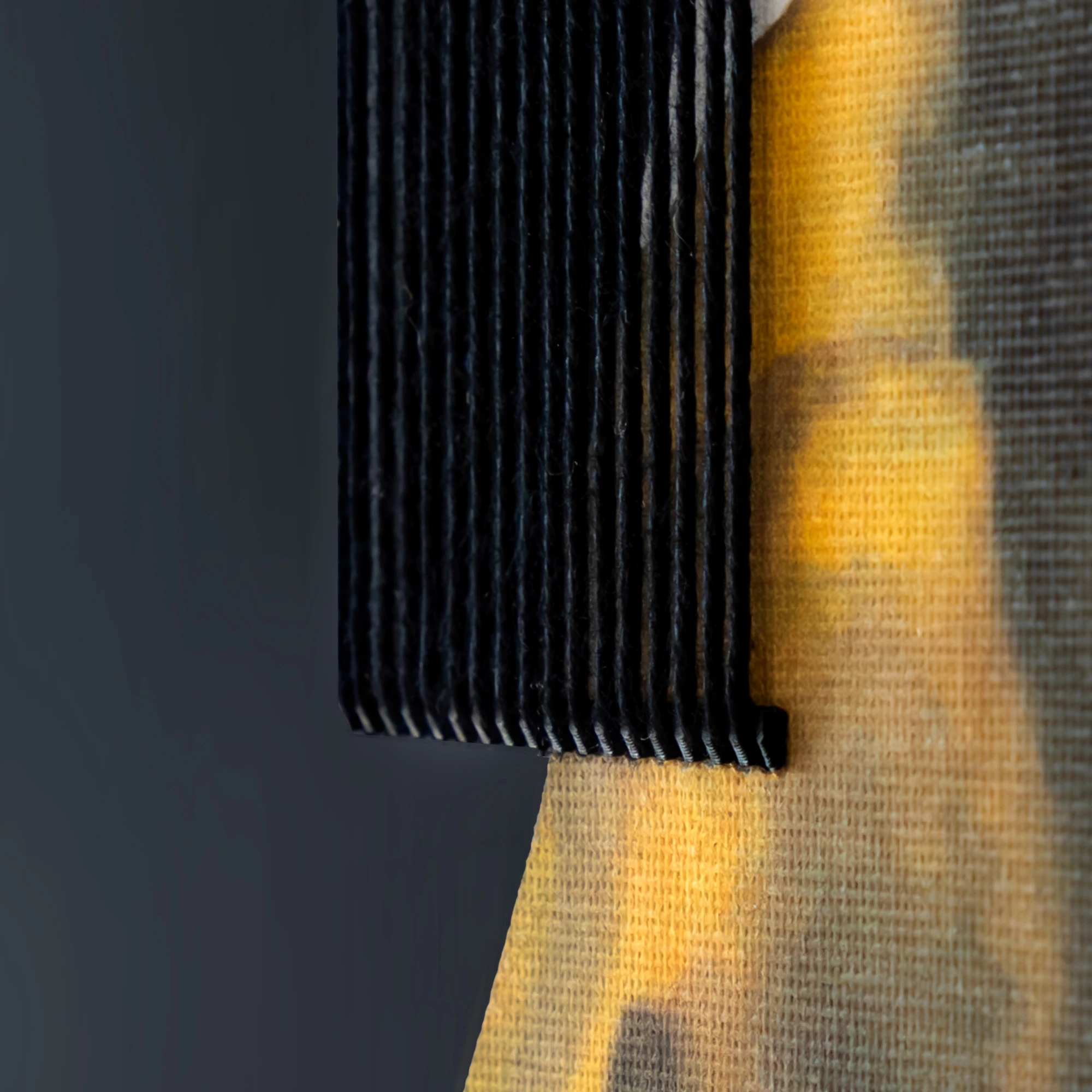 יצירת אמנות memoire על בסיס הדפס "נערה עם עגיל פנינה" על לוח עץ צבוע בשילוב רקמה ידנית ליצירת אשליה אופטית של תמונה משתנה