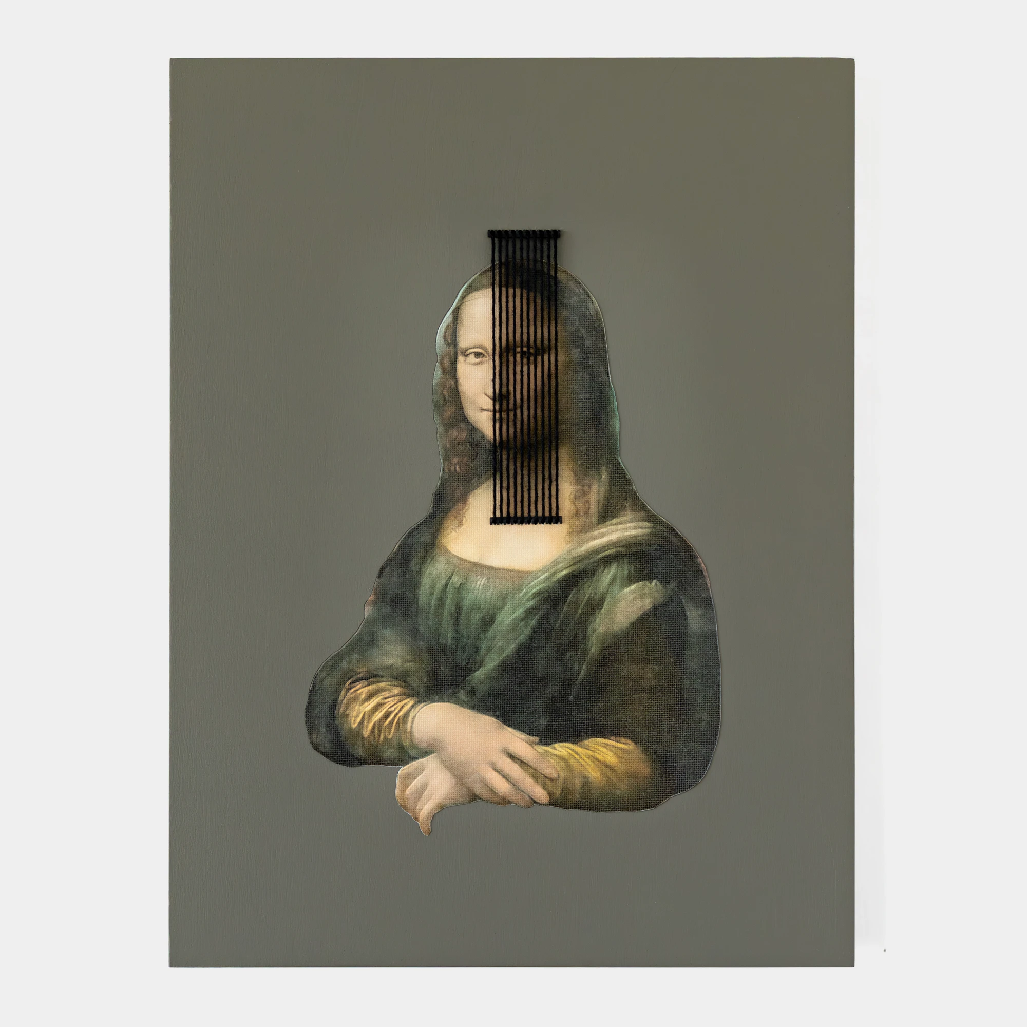 יצירת אמנות memoire על בסיס הדפס "מונה ליזה" על לוח עץ צבוע בשילוב רקמה ידנית ליצירת אשליה אופטית של תמונה משתנה