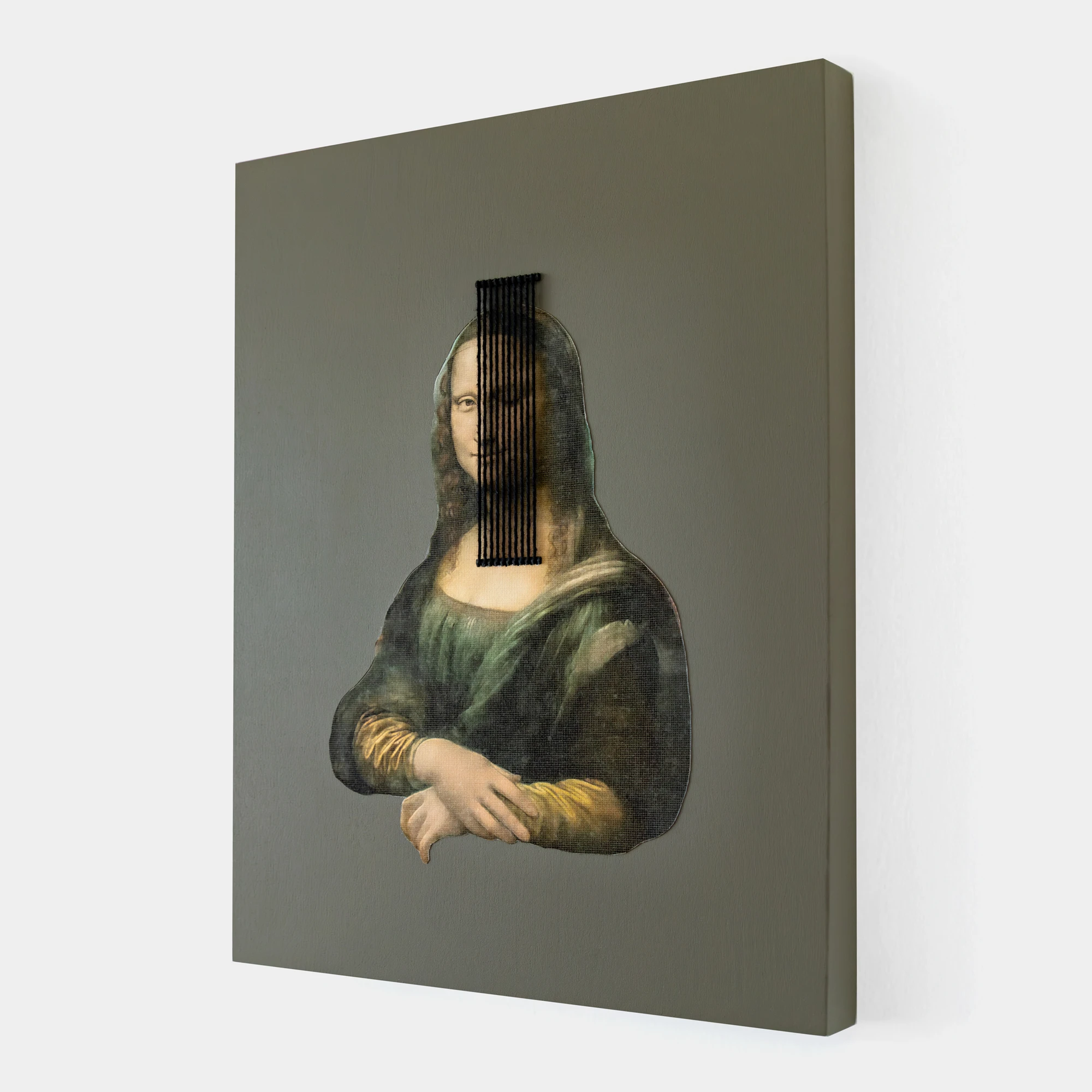 יצירת אמנות memoire על בסיס הדפס "מונה ליזה" על לוח עץ צבוע בשילוב רקמה ידנית ליצירת אשליה אופטית של תמונה משתנה